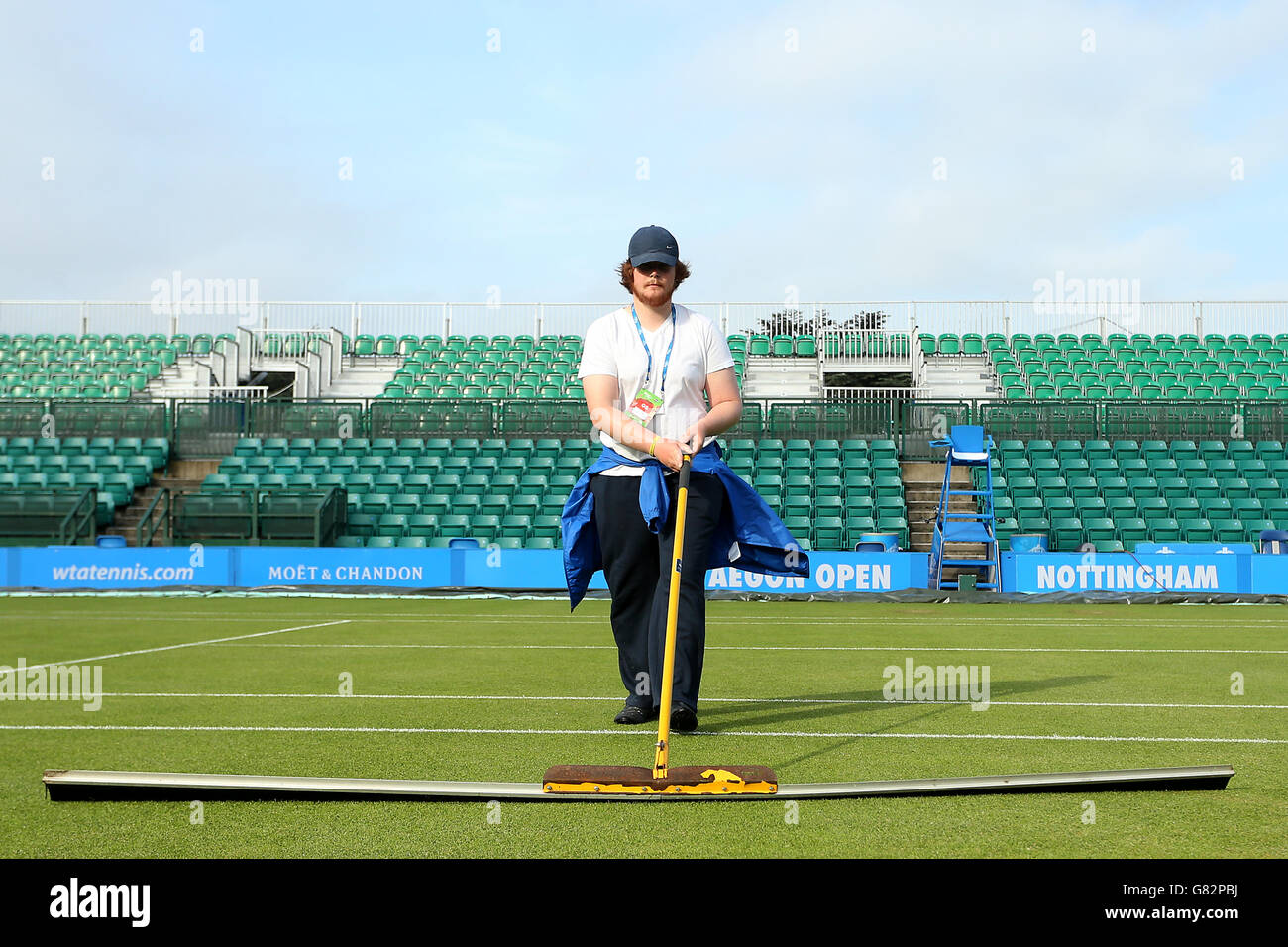 Tennis - 2015 Aegon Open Nottingham - Day Five - Nottingham Tennis Centre. Ground staff prepare centre court prior to the start of play Stock Photo