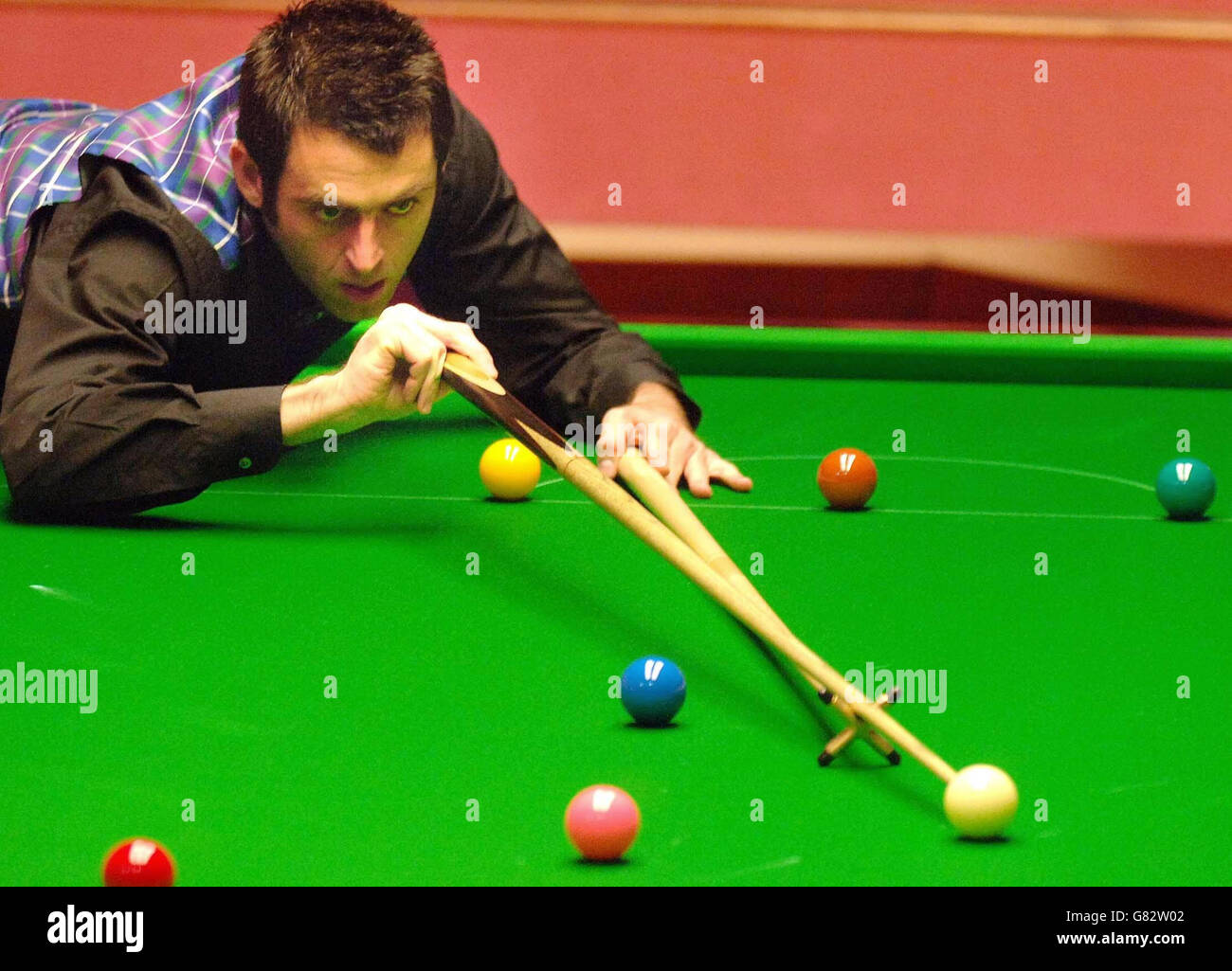 Snooker - Embassy World Championship 2005 - First Round - Ronnie OSullivan v Stephen Maguire - The Crucible Stock Photo