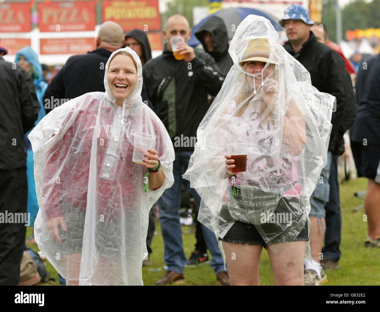 Festivalgoers during rain at the isle of wight festival hi-res stock  photography and images - Alamy