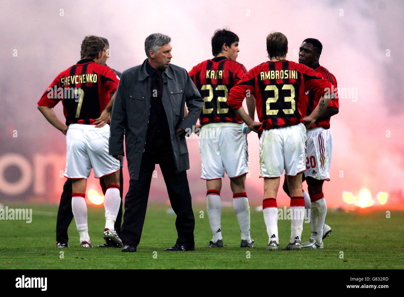 AC Milan's coach Carlo talks to his players before the game is after Inter Milan throw bottles and flares on the pitch Stock Photo - Alamy