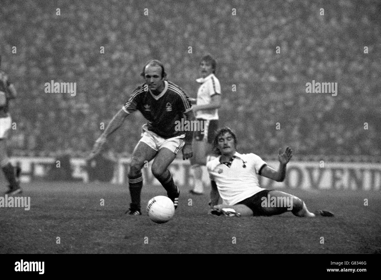 Tottenham Hotspur's Glenn Hoddle (r) pokes the ball away from Nottingham Forest's Archie Gemmill (l) Stock Photo