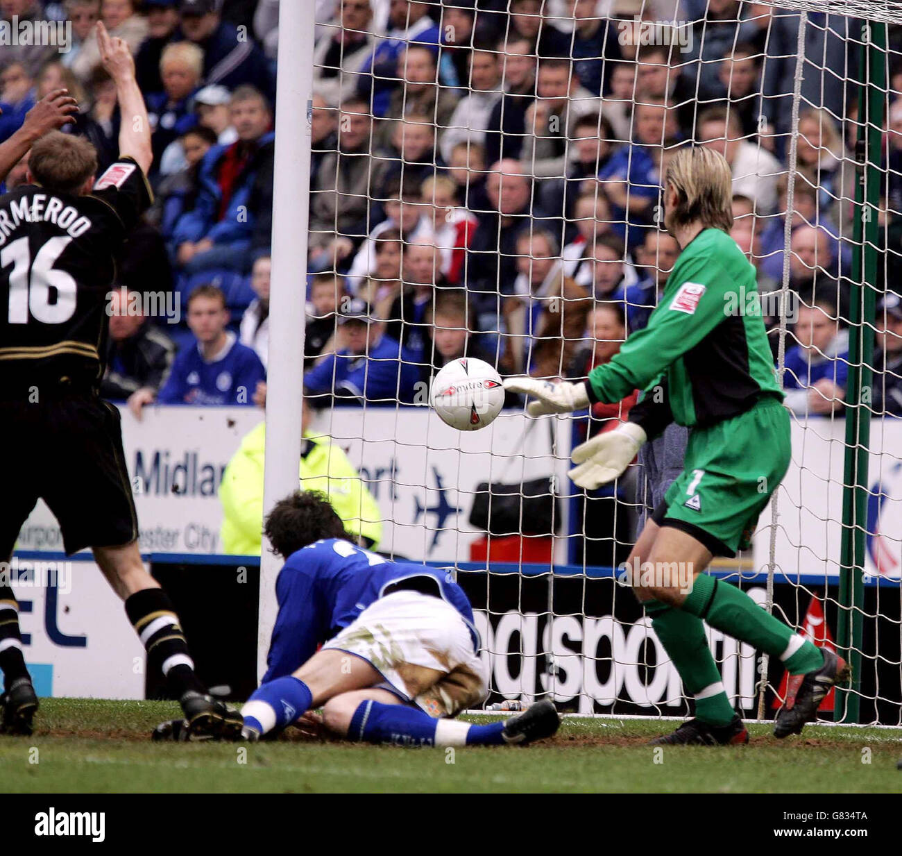 Soccer - Coca-Cola Football LeagueChampionship - Leicester City v Wigan Athletic - Walkers Stadium. Wigan's Brett Ormerod scores the opening goal Stock Photo