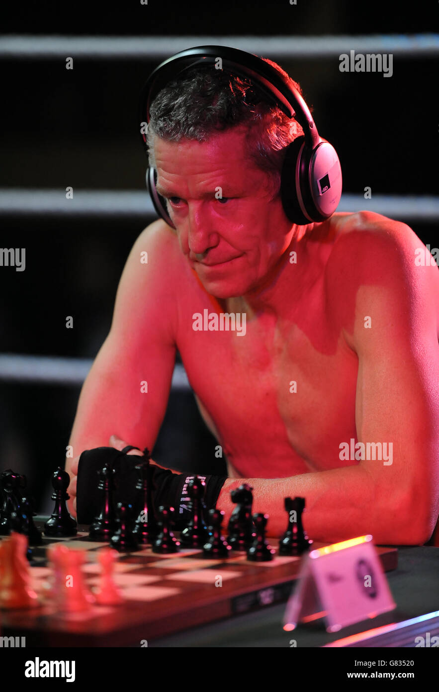 Sport - London Chessboxing Grandmaster Bash! - Scala. A girl carries round  a Round 1 sign ringside at the London Chessboxing Grandmaster Bash at  Scala, London Stock Photo - Alamy