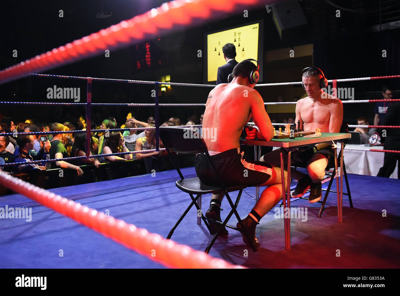 Sport - London Chessboxing Grandmaster Bash! - Scala. A girl carries round  a Round 1 sign ringside at the London Chessboxing Grandmaster Bash at  Scala, London Stock Photo - Alamy