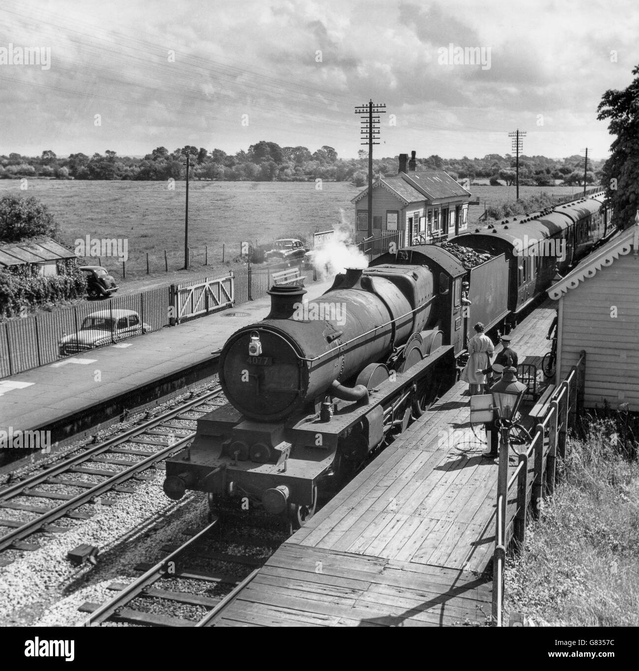 Ex-Great Western Castle Class 4-6-0 No. 4077 Chepstow Castle in uncharacteristically dirty condition at Brent Knoll station. Stock Photo