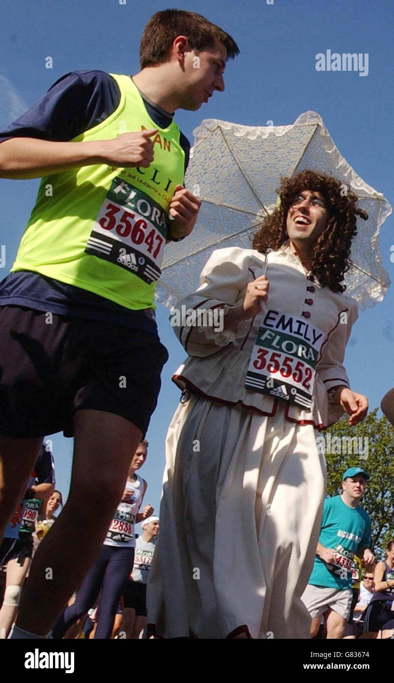 London Marathon 2005. Runners start Stock Photo Alamy