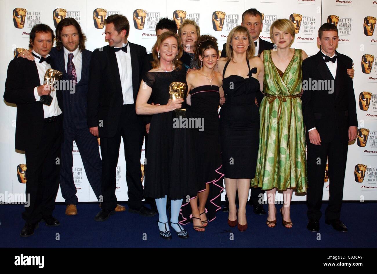 Pioneer British Academy Television Awards - Theatre Royal. The cast of Shameless with their award for Best Drama Series. Stock Photo