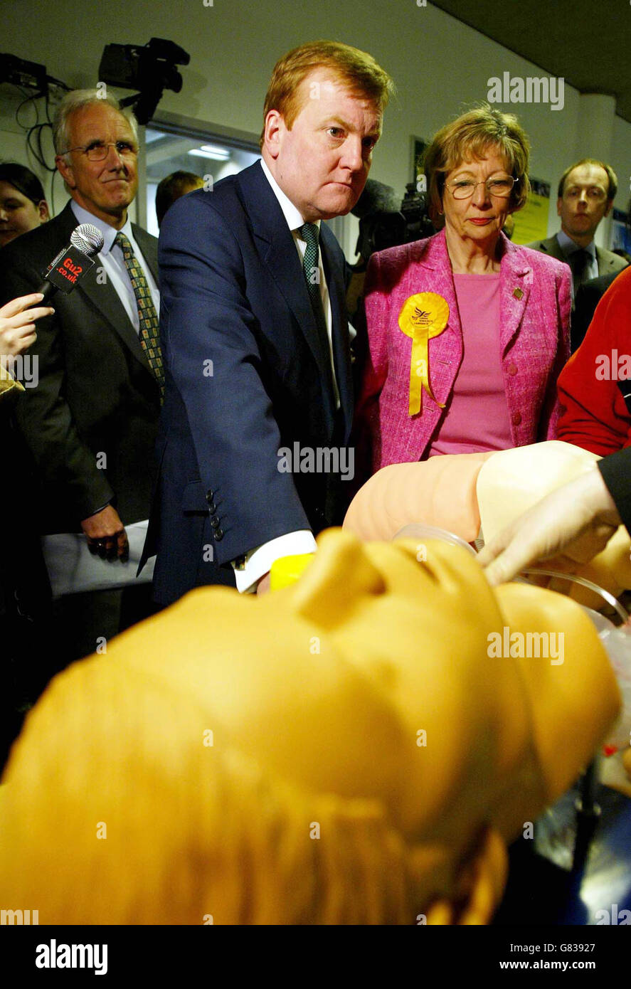Liberal Democrat Leader Charles Kennedy chats to students during a visit to the European Institute of Health and Medical Sciences. Stock Photo