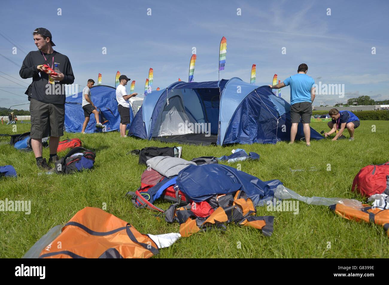 Festivalgoers pitch their tents at the Glastonbury Festival, at Worthy Farm in Somerset. Stock Photo