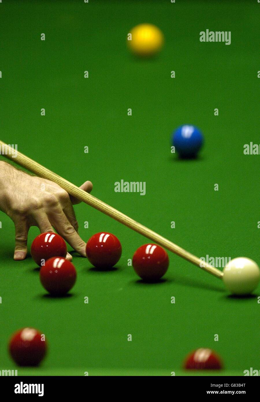 Snooker - Embassy World Championship 2005 - Second Round - Ronnie O'Sullivan v Allister Carter - The Crucible. Ronnie O'Sullivan lines up a shot during his match with Allister Carter. Stock Photo