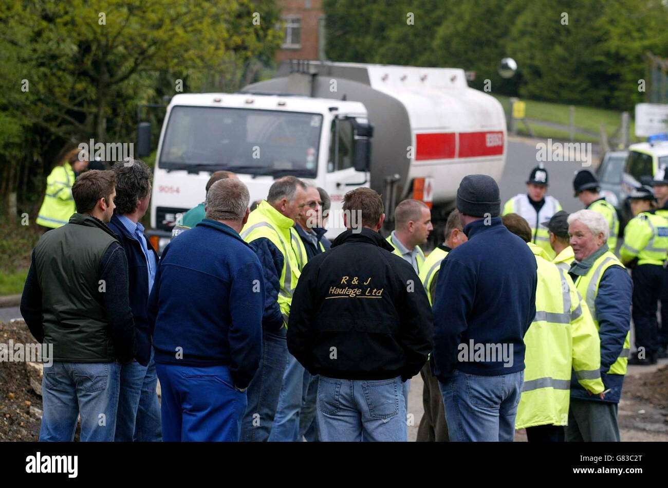 fuel-protest-exxon-mobil-fuel-refinery-fawley-stock-photo-alamy