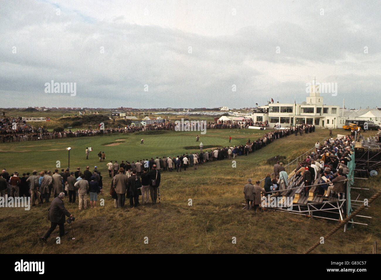 Golf - Carling World Golf Championship - Royal Birkdale Club. Fans gather round the 18th green during the Carling World Golf Championship at Royal Birkdale Club. Stock Photo
