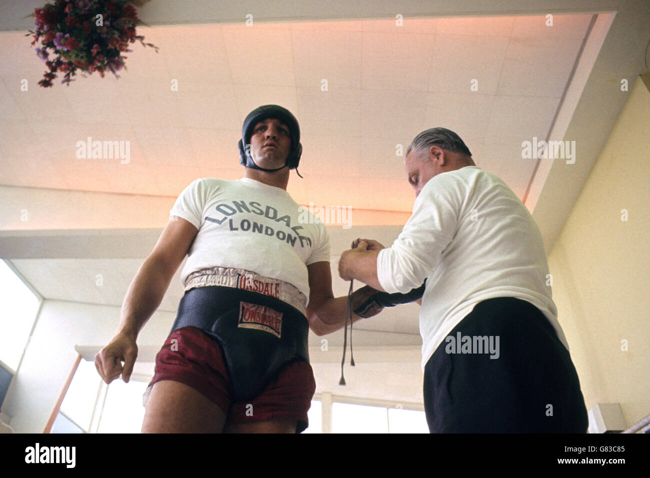 Boxing - World Heavyweight Title - Muhammad Ali v Brian London - Brian London Training - Pontins, Blackpool. Brian London adjusts his gloves before stepping into the ring for a sparring session in his home town of Blackpool. Stock Photo