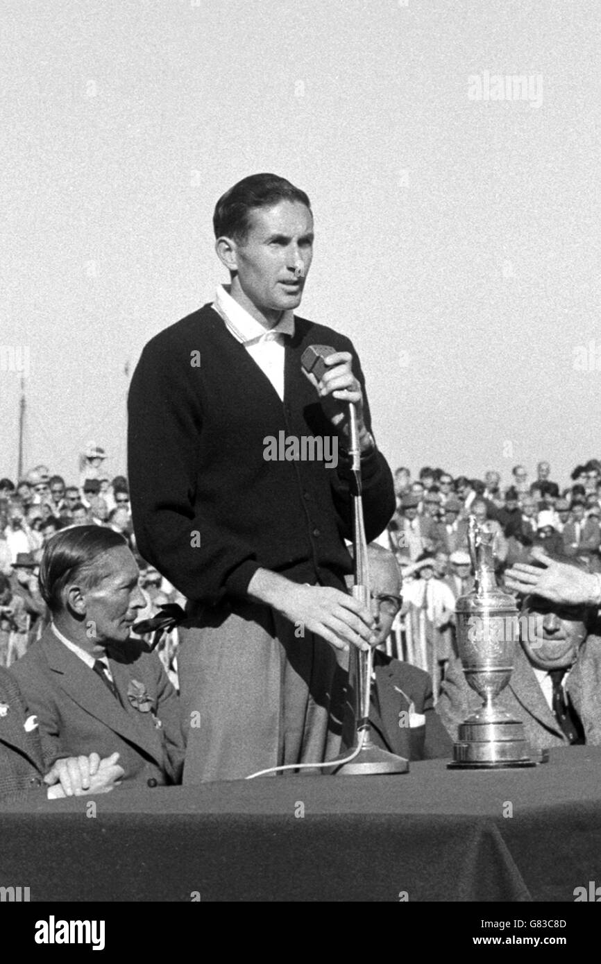 Golf - The Open Championship - Royal Lytham & St Annes. Open Champion Bob Charles makes a speech after being presented with the Claret Jug Stock Photo