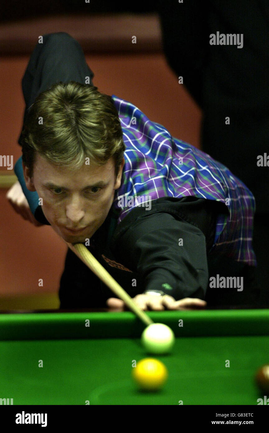 Snooker - Embassy World Championship 2005 - First Round - Barry Pinches v Ken Doherty - The Crucible Stock Photo