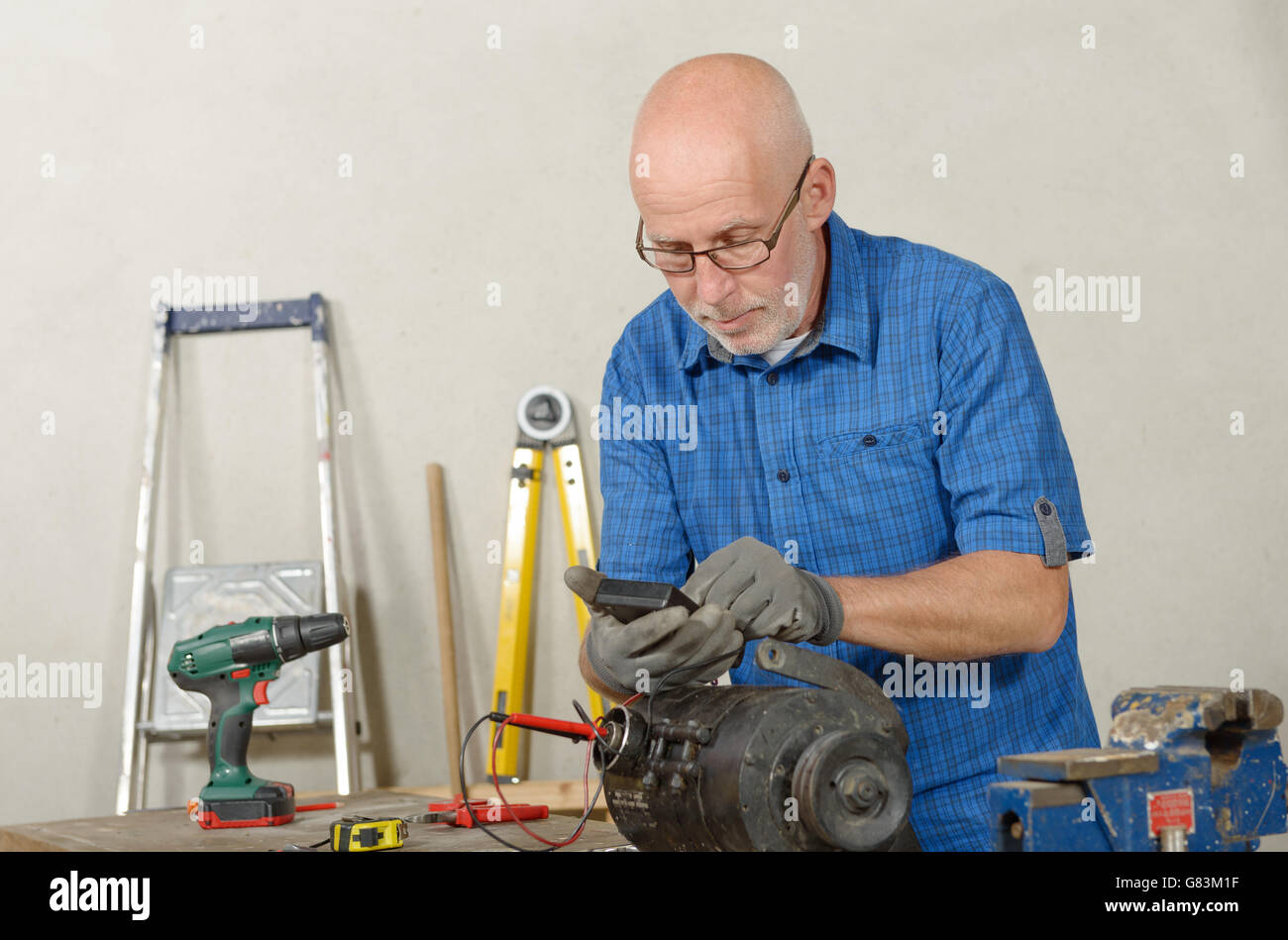 a man with antique generator for the car Stock Photo - Alamy