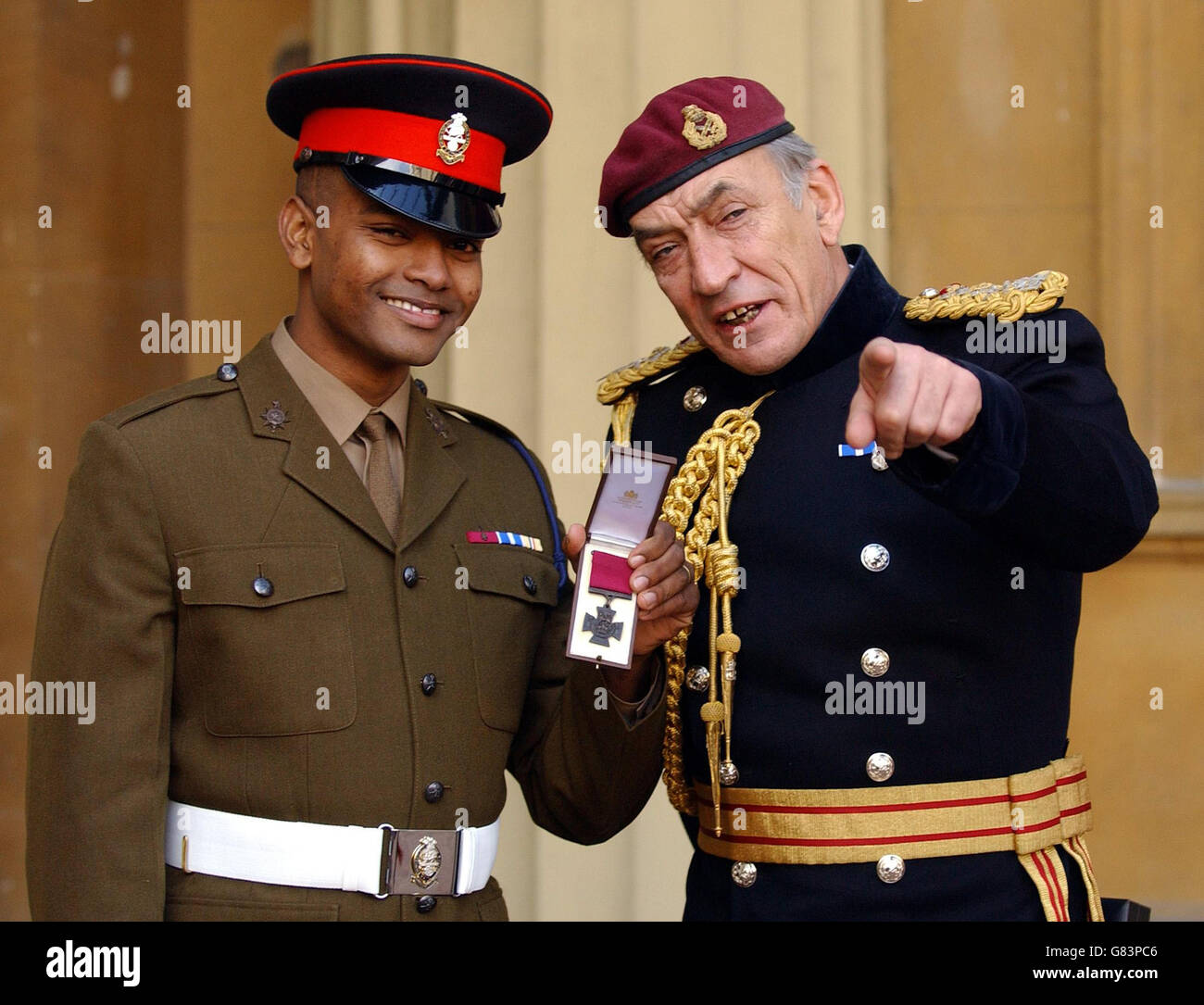Iraq war hero Private Johnson Beharry with his Victoria Cross and General Sir Mike Jackson. Stock Photo