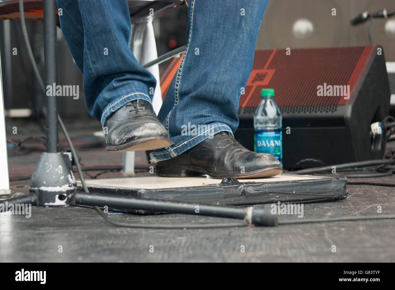 Andre Quebecois musician playing fiddle/foot tapping for De