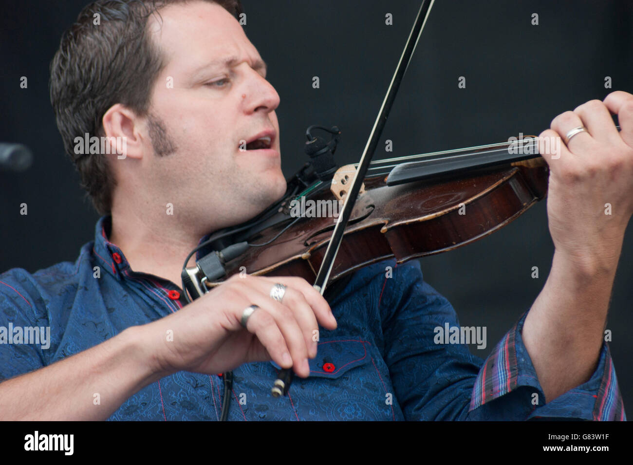 Andre Quebecois musician playing fiddle/foot tapping for De