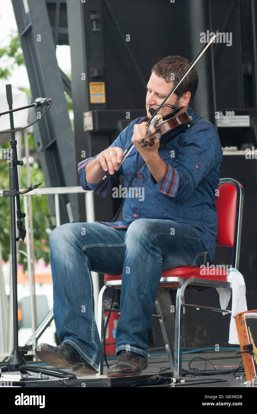 Andre Quebecois musician playing fiddle/foot tapping for De