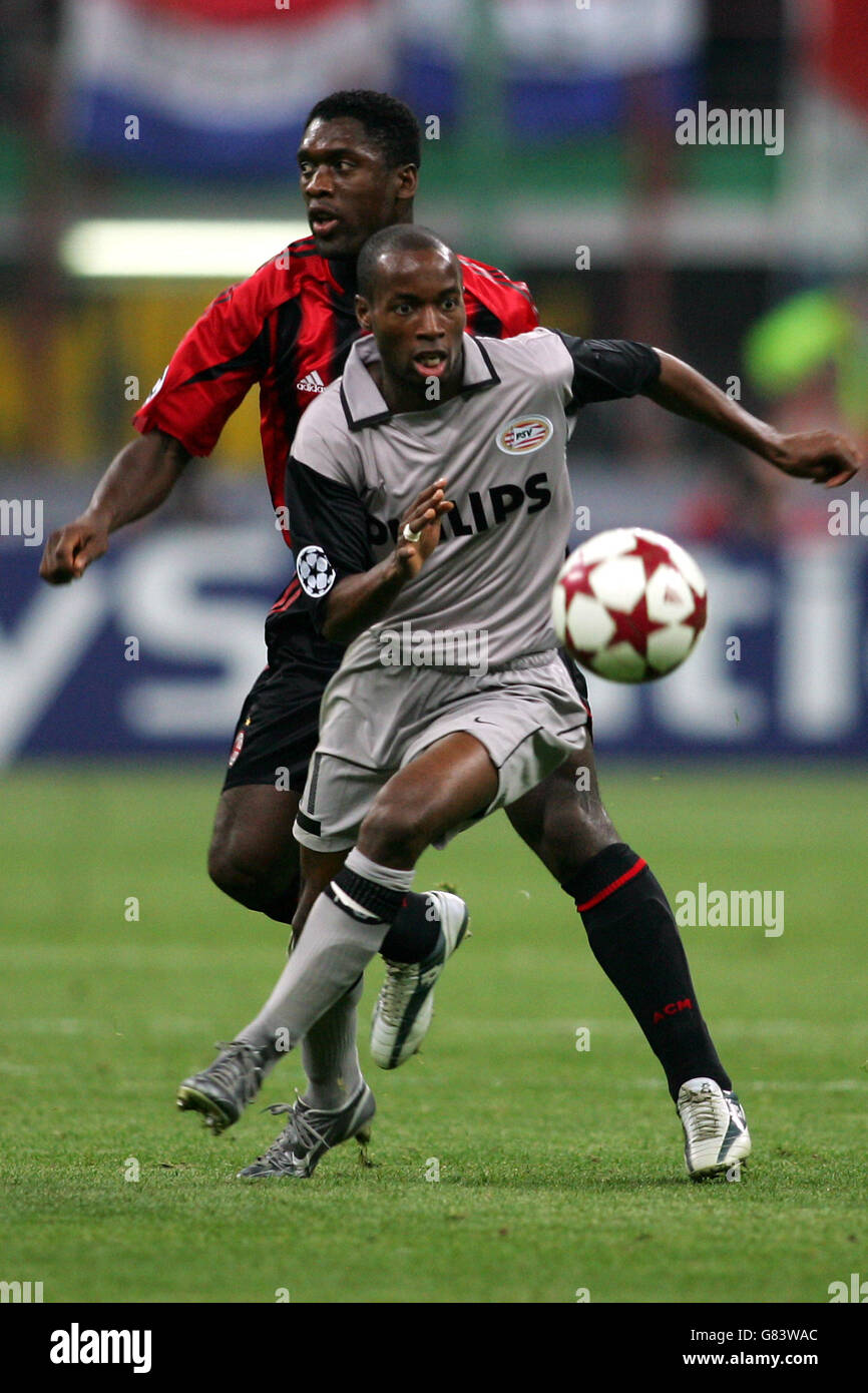 Soccer - UEFA Champions League - Semi-Final - First Leg - AC Milan v PSV Eindhoven - Giuseppe Meazza. PSV Eindhoven's DaMarcus Beasley (front) wins the ball ahead of AC Milan's Clarence Seedorf Stock Photo