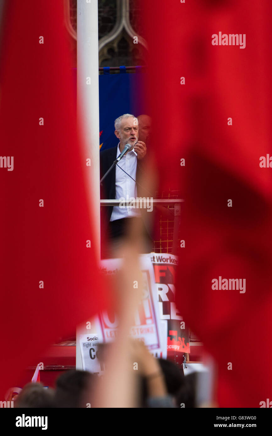 Jeremy Corbyn addresses the Momentum rally ahead of the PLP's no-confidence vote. Stock Photo