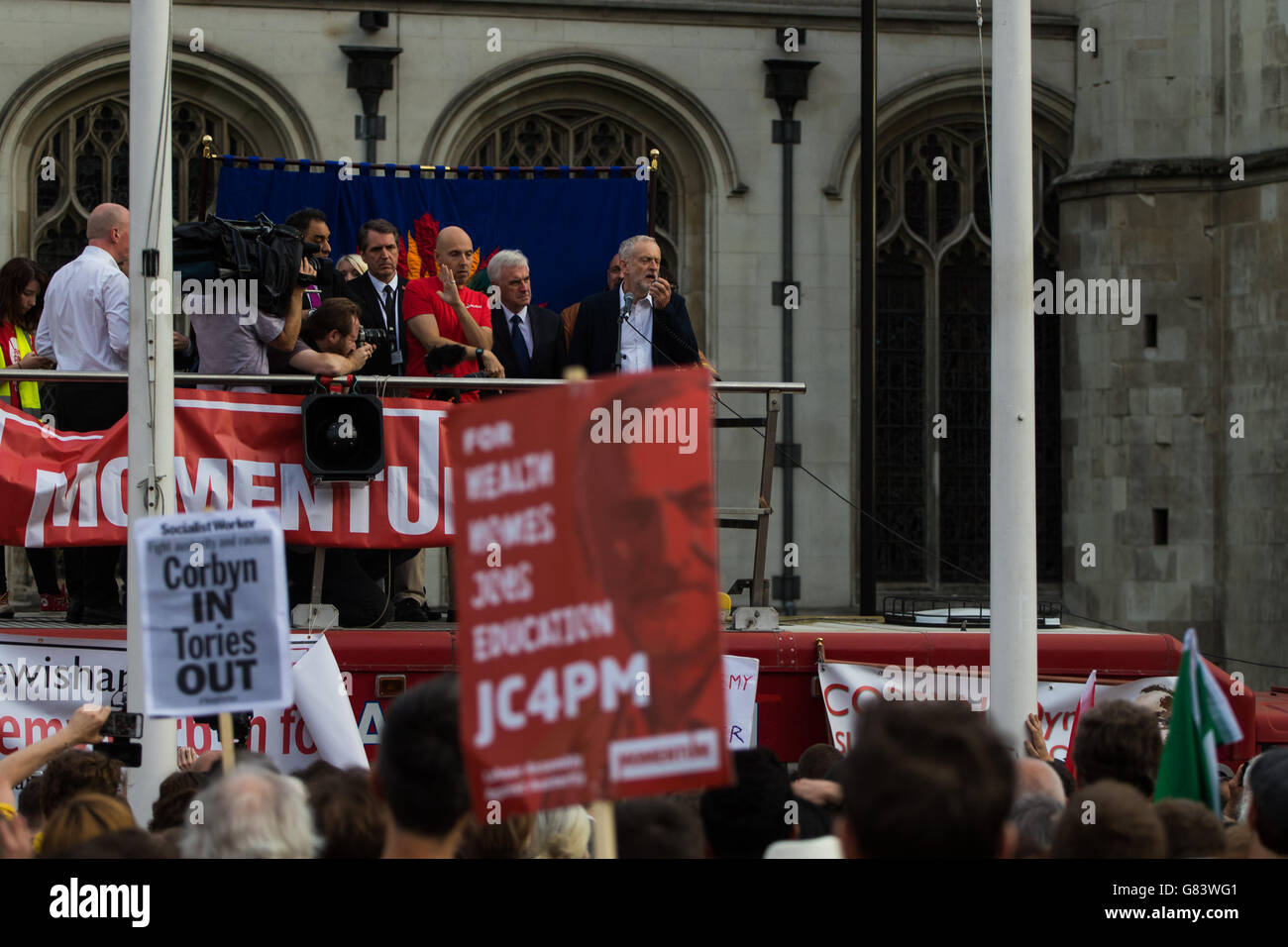 Jeremy Corbyn addresses the Momentum rally ahead of the PLP's no-confidence vote. Stock Photo