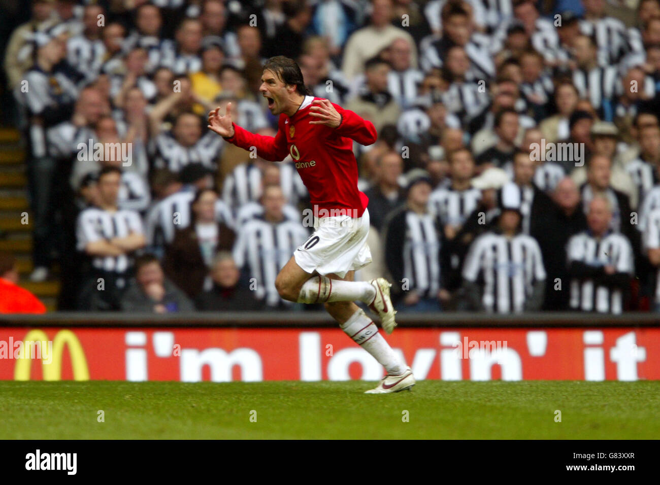 Soccer - FA Cup - Semi-Final - Newcastle United v Manchester United - Millennium Stadium. Manchester United's Ruud van Nistelrooy celebrates scoring Stock Photo