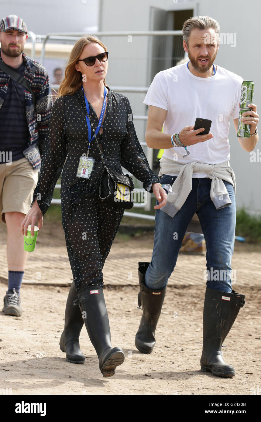 Stella McCartney with her husband Alasdhair Willis backstage at The Pyramid  Stage at the Glastonbury Festival, at Worthy Farm in Somerset Stock Photo -  Alamy