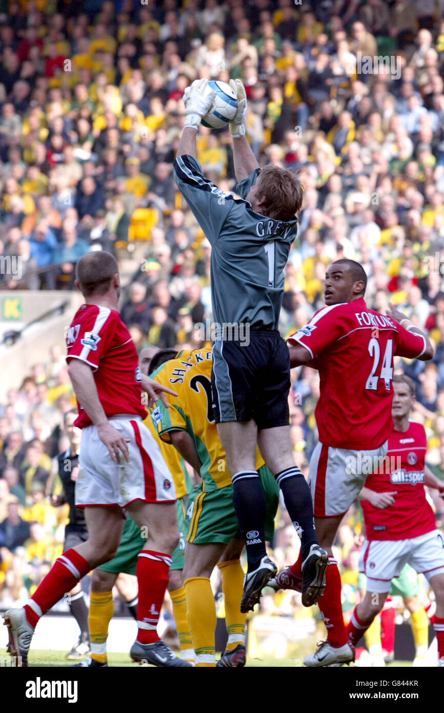 Norwich City's goalkeerper Robert Green catches the ball whilst under pressure from Charlton Athletic's Jonathan Fortune (r) and Danny Murphy (l) Stock Photo