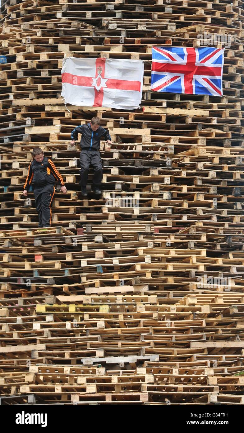 Bonfire builders in the New Mosley area of Belfast, hundreds of fires ...