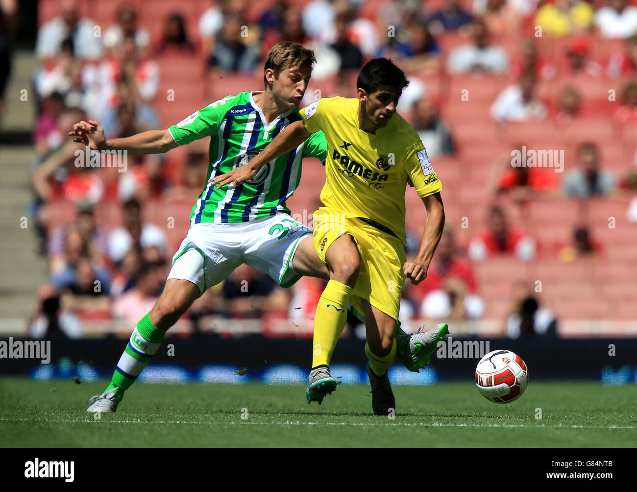 Wolfsburg's Robin Knoche (left) and Gerard Balaguero Moreno (right) battle for the ball during the Emirates Cup at The Emirates Stadium, London. Stock Photo