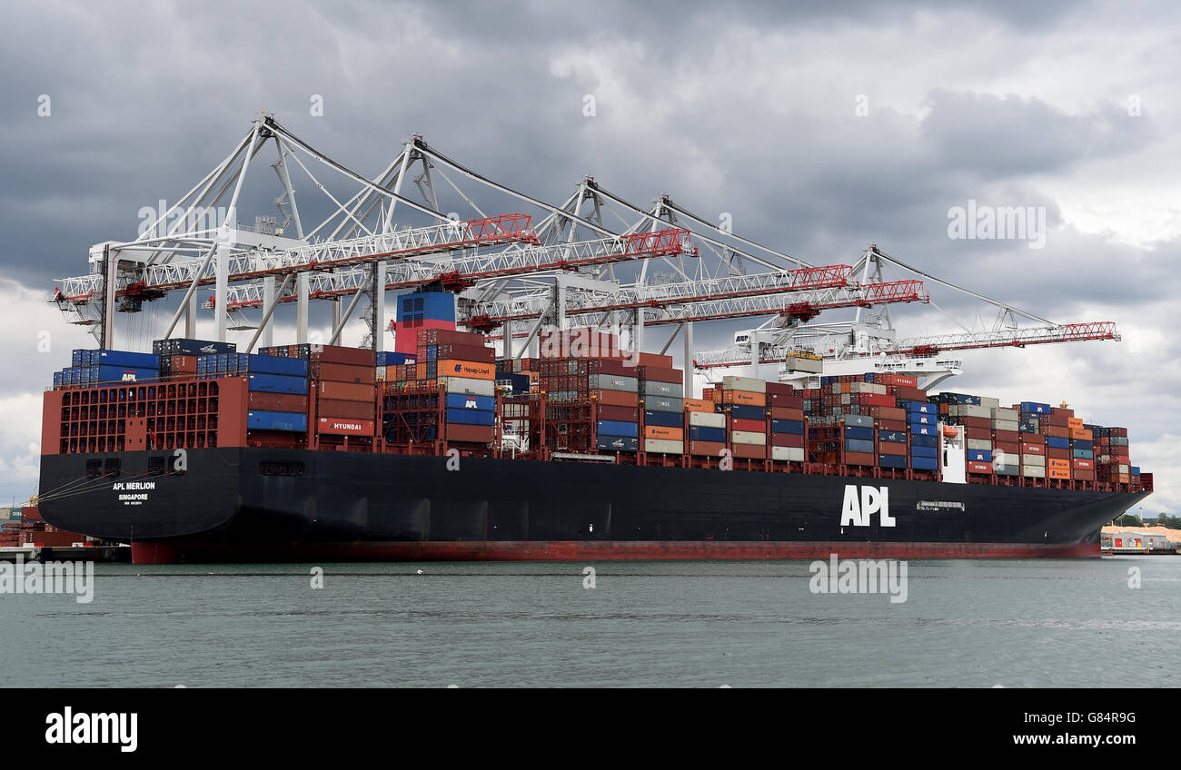 Containers are craned off an APL (American President Lines) ship docked at the DP World Southampton Container Terminal Stock Photo