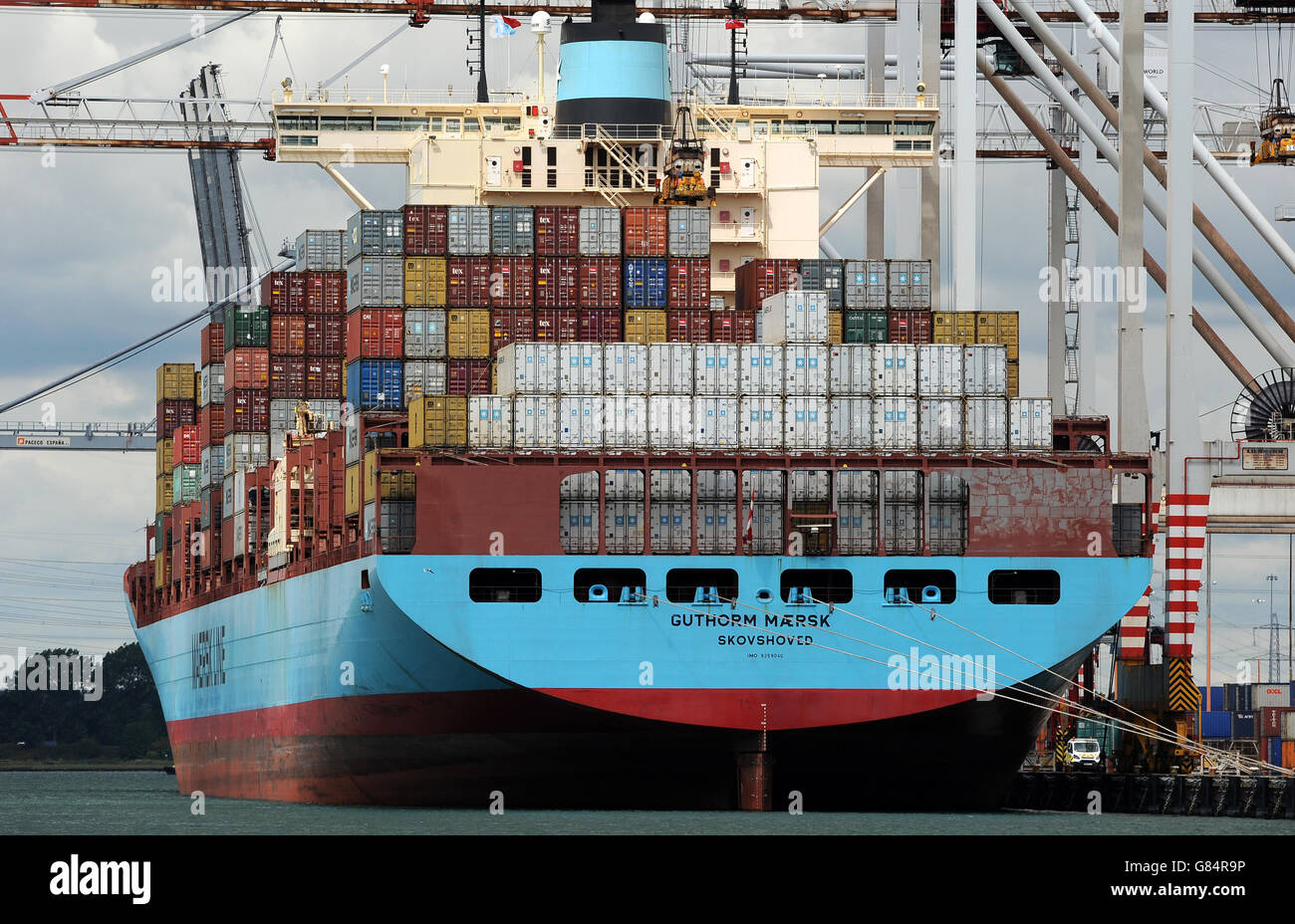 Containers are craned off a Maersk Line container ship docked at the DP World Southampton Container Terminal Stock Photo