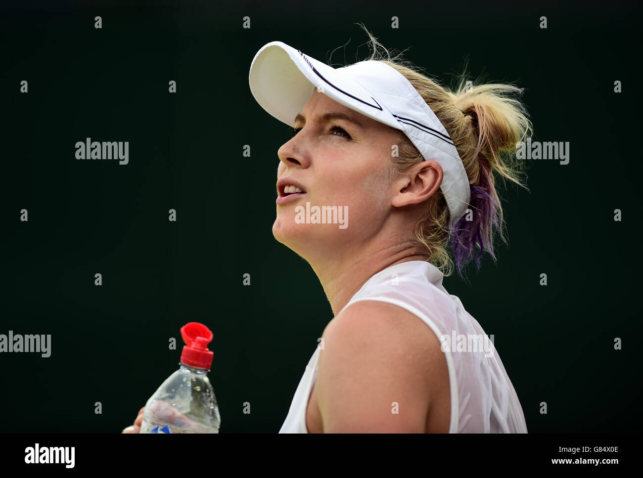 Bethanie Mattek-Sands cools off during her match against Belinda Bencic on day Five of the Wimbledon Championships at the All England Lawn Tennis and Croquet Club, Wimbledon. Stock Photo