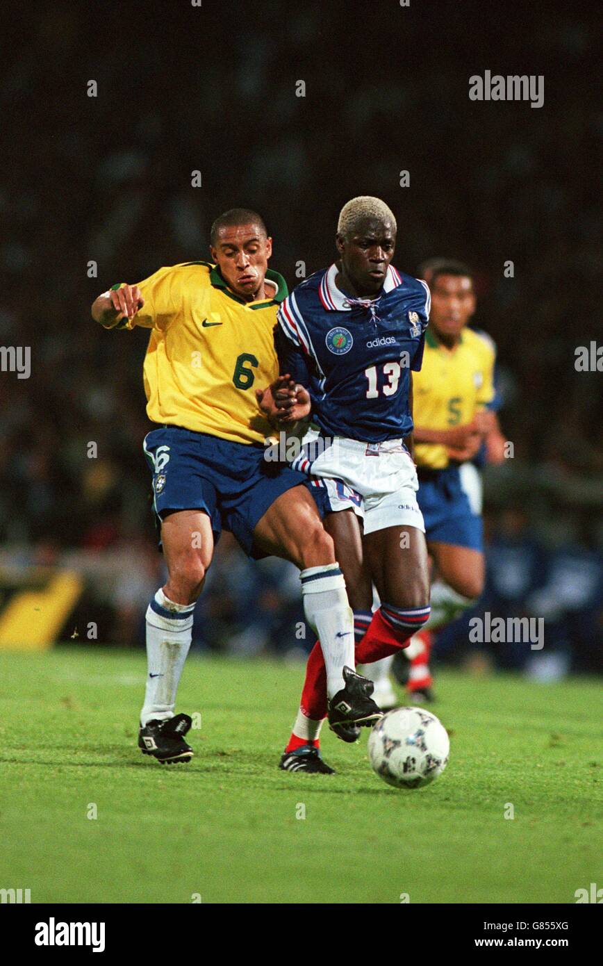 International Soccer .... Le Tournoi de France. Roberto Carlos, Brazil  battles with Ibrahim Ba, France Stock Photo - Alamy