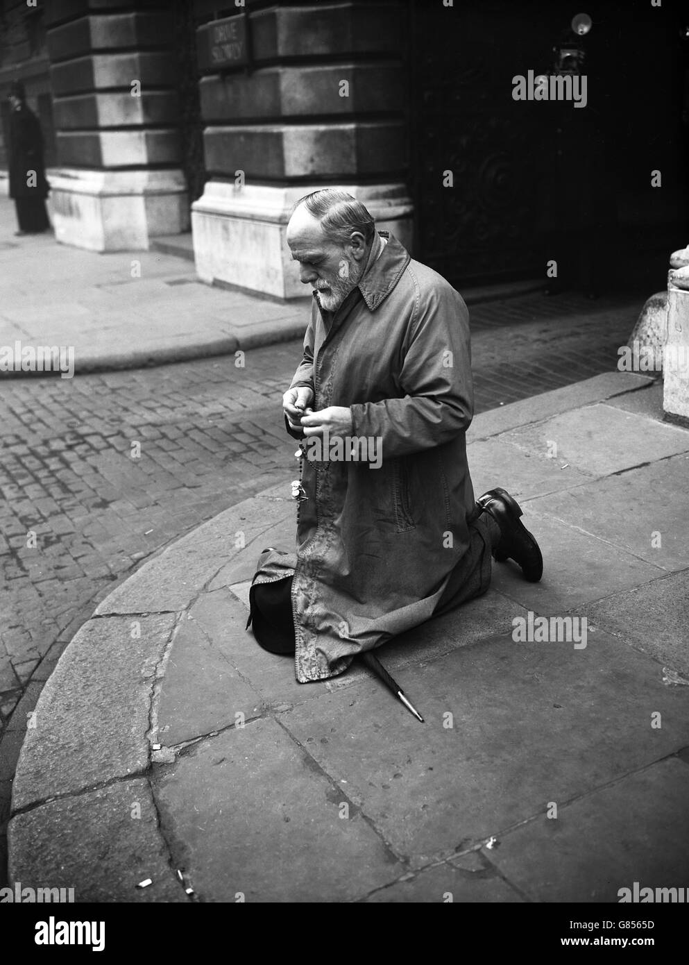 Albert Ernest Roche kneels in prayer opposite 10 Downing Street. He was praying for peace. Stock Photo