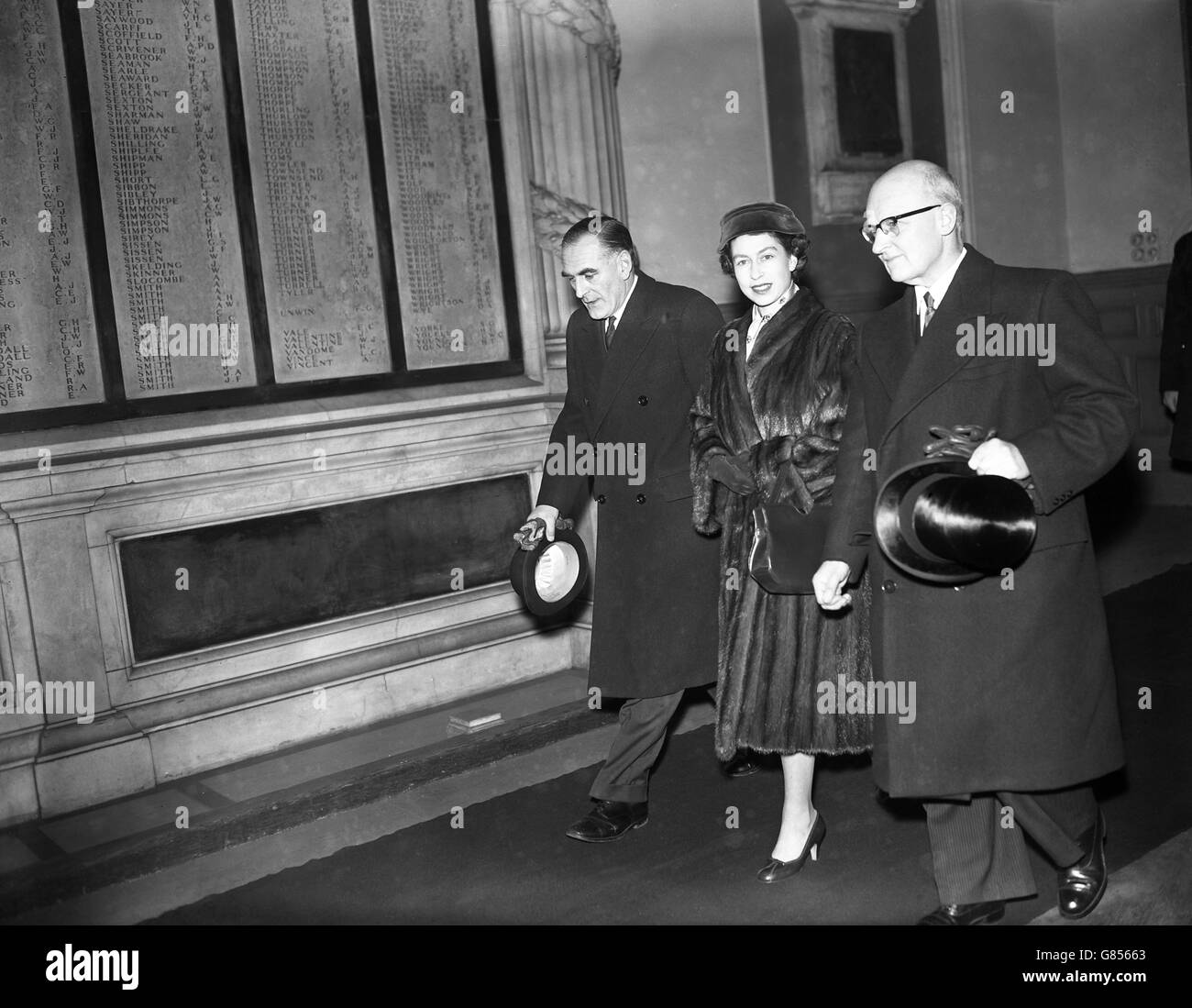 Queen Elizabeth II at Liverpool Street Station on her return to London from Sandringham. It was expected that Harold Macmillan would have an audience with the Queen at Buckingham Palace and submit of her approval the names of those he has chosen for posts in the new Government. Stock Photo