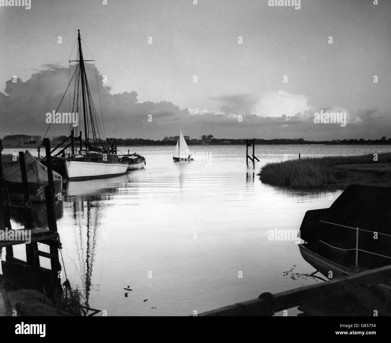 A dingy sets sail from Skippool, a creek five miles from the mouth of