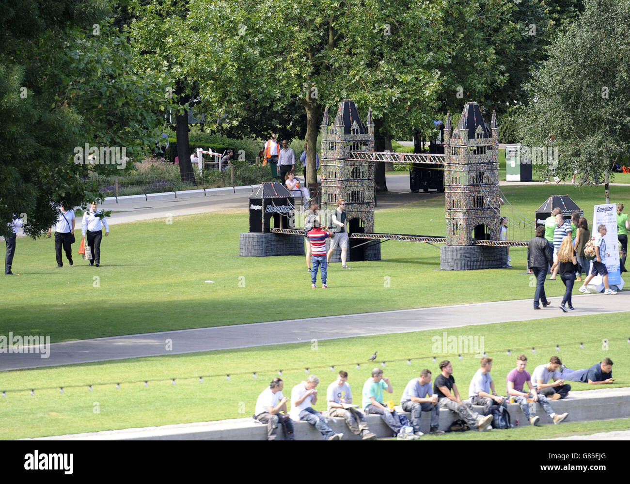 Tower Bridge battery sculpture Stock Photo Alamy
