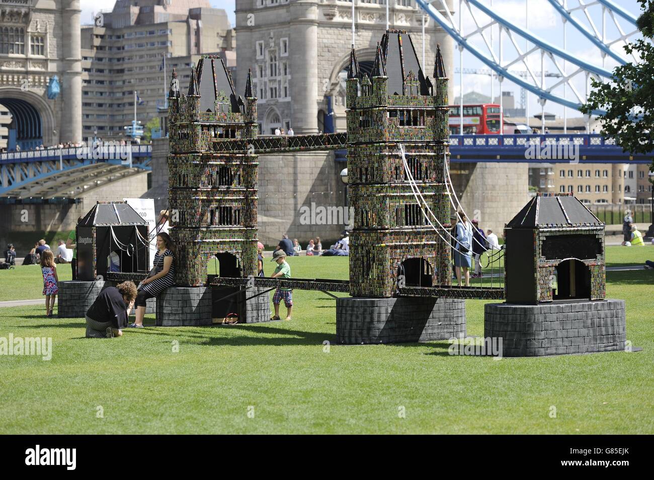 Tower Bridge battery sculpture Stock Photo Alamy