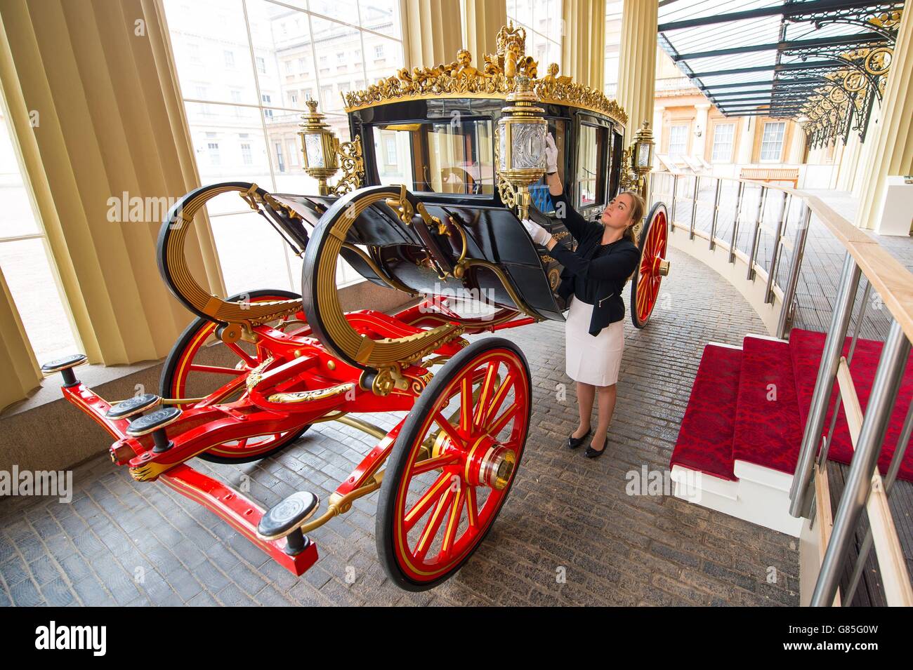 Martha Lowry Corry views the two-tonne Australian State Coach, part of the annual Summer Opening of Buckingham Palace, which runs from July 25 to September 27 2015. Stock Photo