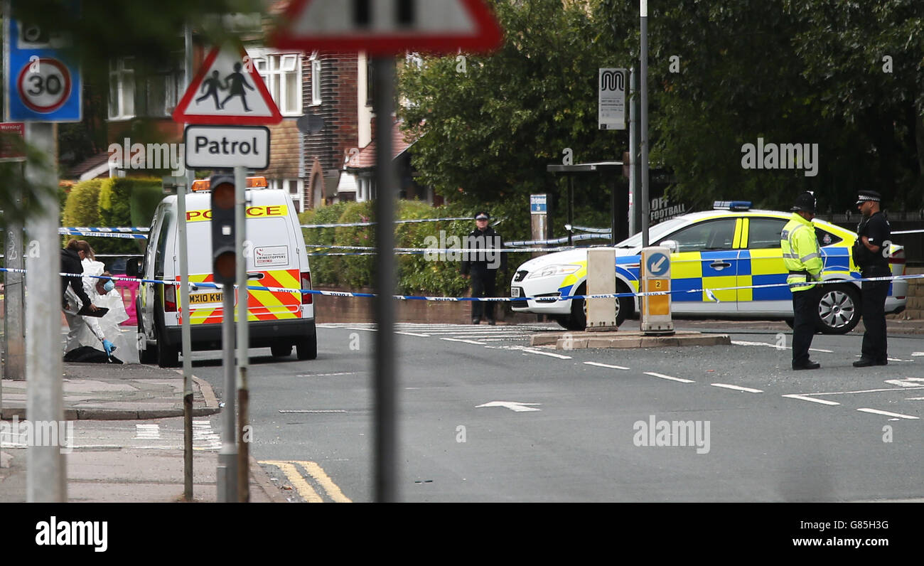 Prime Minister David Cameron (3rd left) visits a looted Lidl supermarket in  Salford Stock Photo - Alamy