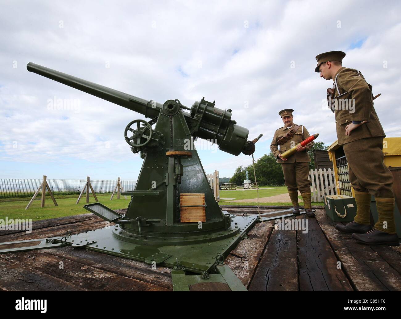 Members english heritage gun crew phil harper hires stock photography