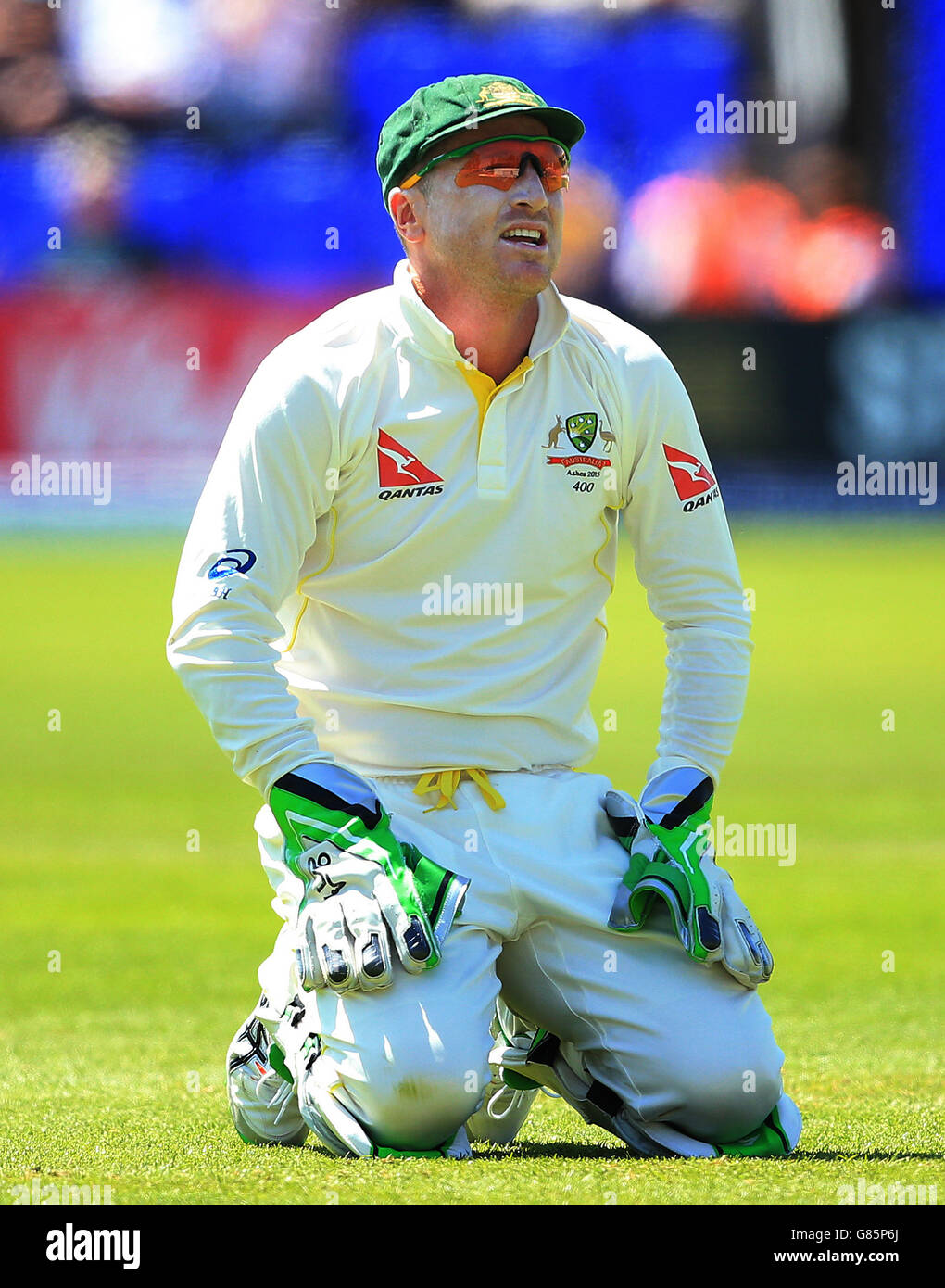 Wicket keeper hi-res stock photography and images - Alamy