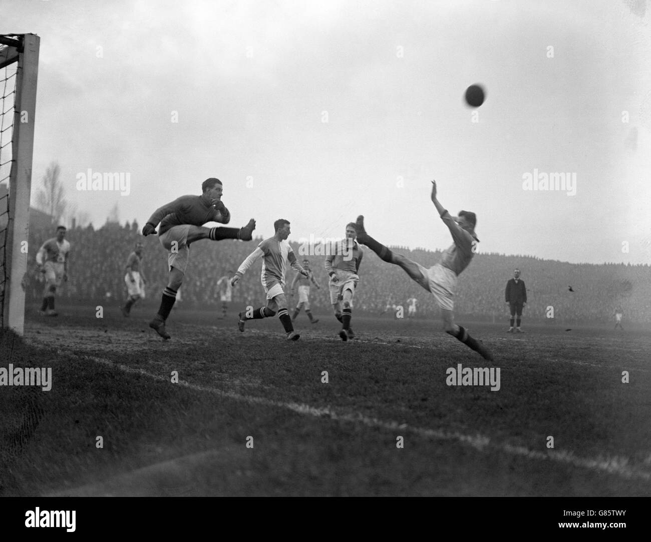 Soccer - FA Cup - Blackburn Rovers v Portsmouth - Highbury. Blackburn goalkeeper Sewell makes a hefty clearance during their match against Portsmouth at Highbury. Stock Photo
