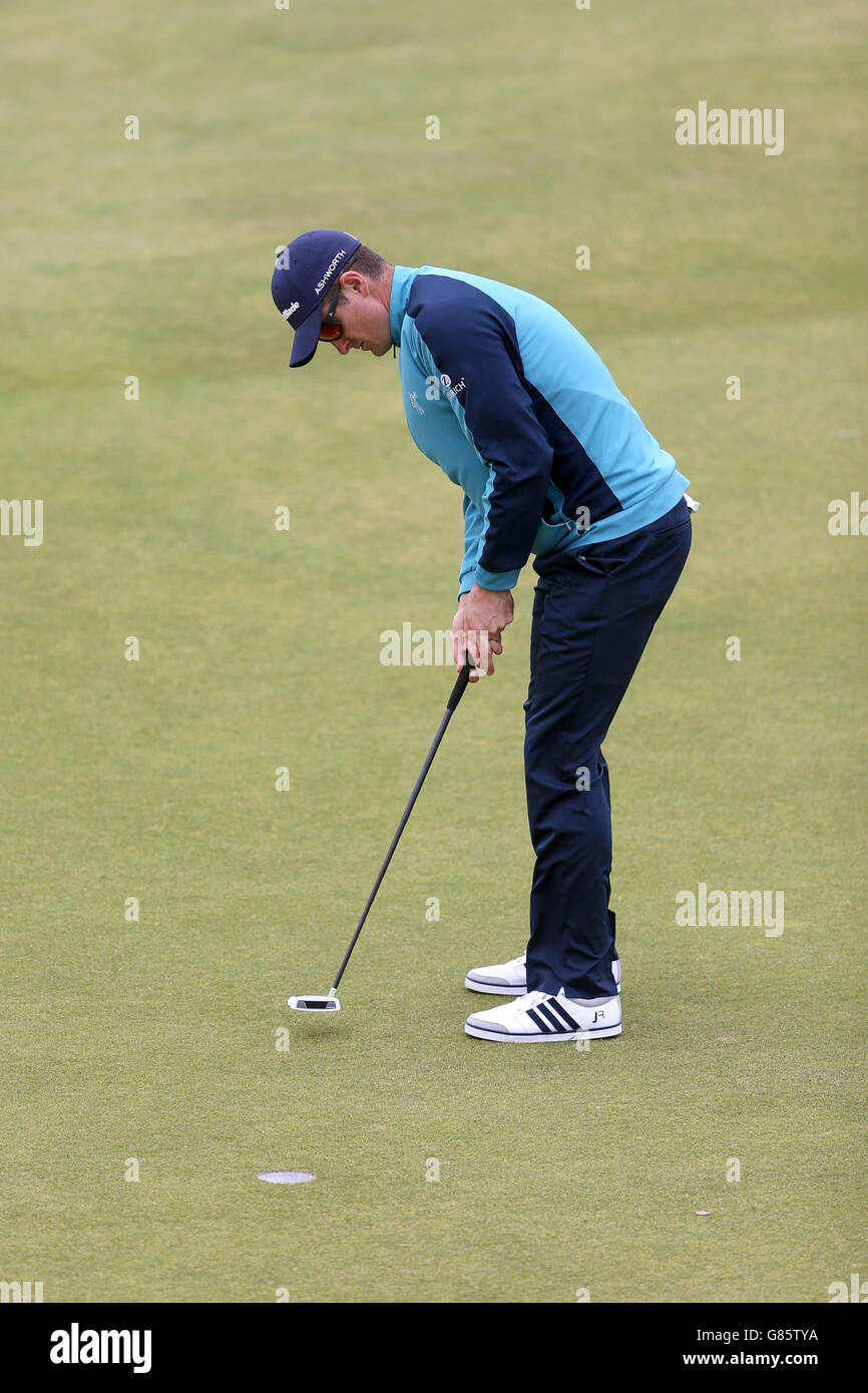 Golf - The Open Championship 2015 - Day One - St Andrews. England's Justin Rose sinks his putt during day one of The Open Championship 2015 at St Andrews, Fife. Stock Photo