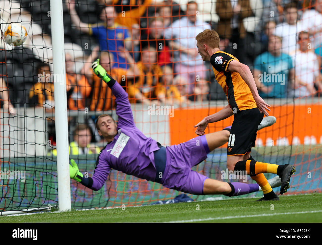Soccer - Sky Bet Championship - Hull City v Huddersfield Town - KC Stadium. Hull City's Sam Clucas scores his sides first goal of the game Stock Photo