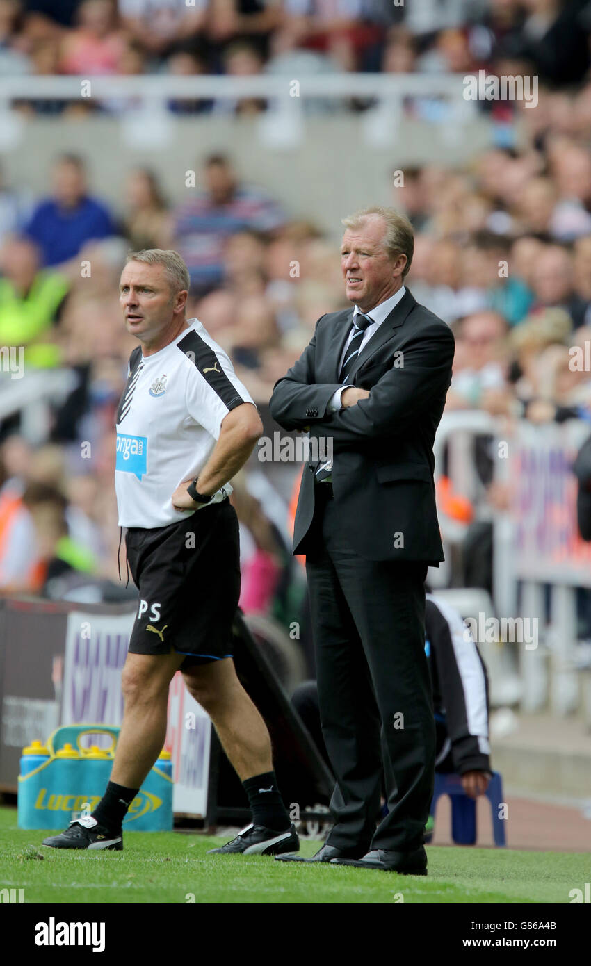Newcastle United manager Steve McClaren (right) and assistant Paul Simpson during the Barclays Premier League match at St James' Park, Newcastle. Stock Photo