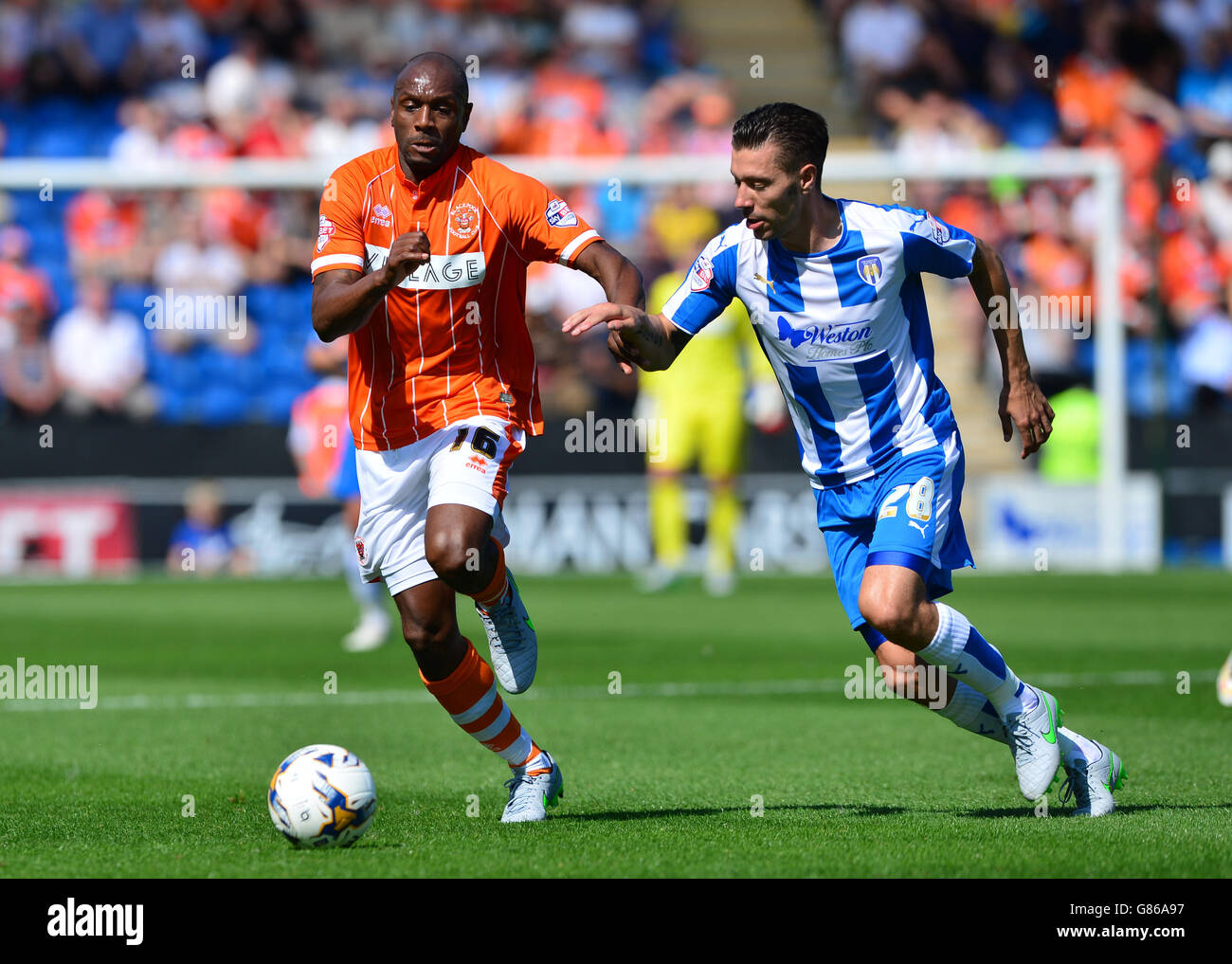 Soccer - Sky Bet League One - Colchester United v Blackpool FC - Weston Homes Community Stadium. Blackpool's Emmerson Boyce (left) and Colchester United's Darren Ambrose (right) battle for the ball Stock Photo